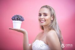 右眼下有淚痣的女孩一定苦命嗎？女人有神保佑的痣