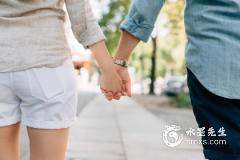 傷官格女命容易談姐弟戀嗎？哪些八字的女人容易姐弟戀？