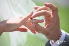 订婚第一杯酒谁来敬？订婚为什么要买三金？