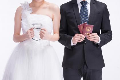 属牛人和属鸡人2022年能否领证结婚，婚姻生活如何？